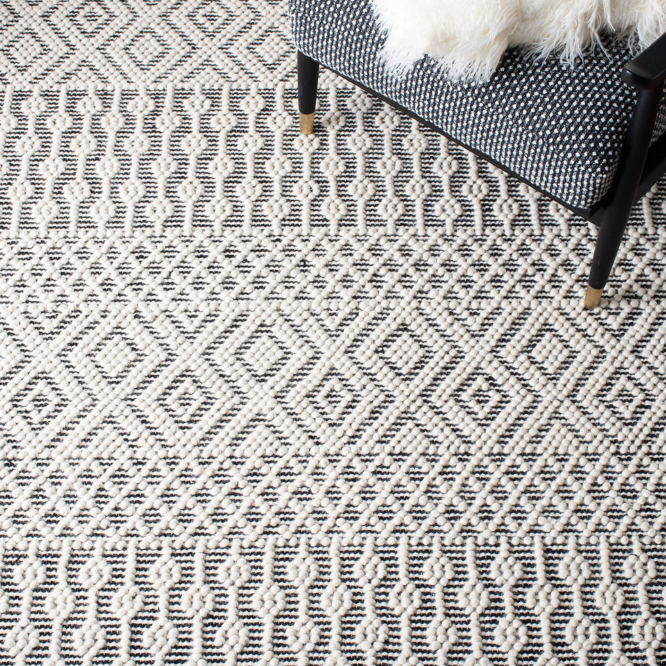 SAFAVIEH Area Rug 8x10 - Natura Collection - Large - Ivory, Handmade Wool, Moroccan Boho Fringe Design, Ideal for Living Room, Bedroom, Dining Space (NAT852B)