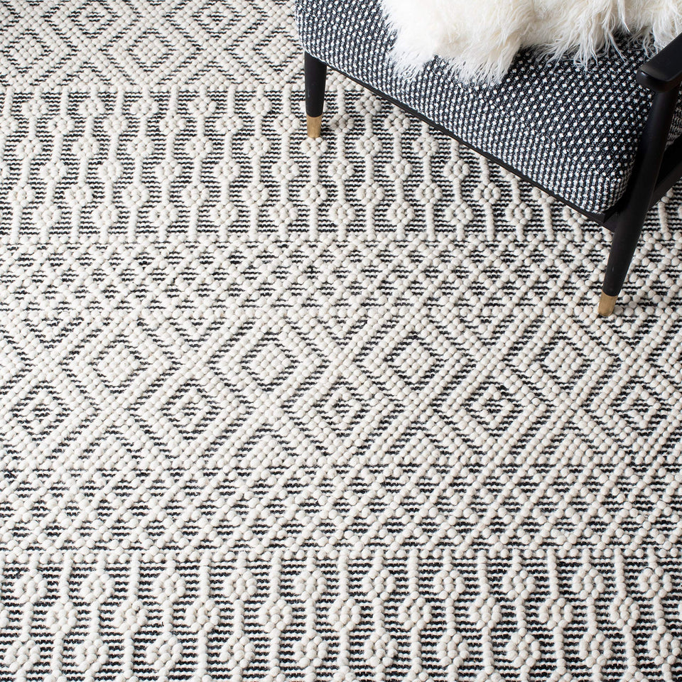 SAFAVIEH Area Rug 8x10 - Natura Collection - Large - Ivory, Handmade Wool, Moroccan Boho Fringe Design, Ideal for Living Room, Bedroom, Dining Space (NAT852B)